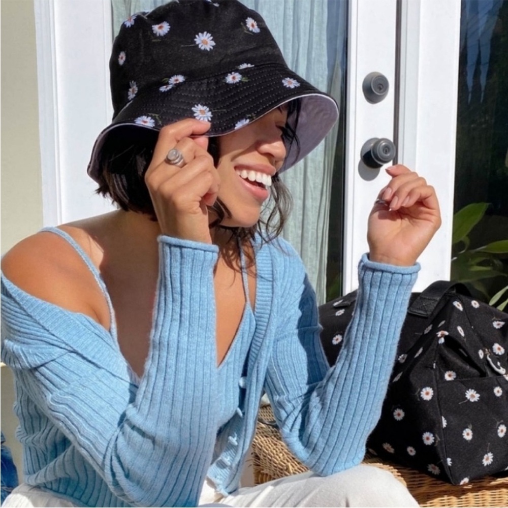 NWT ALICE + OLIVIA REVERSIBLE DAISY FLORAL BUCKET HAT
